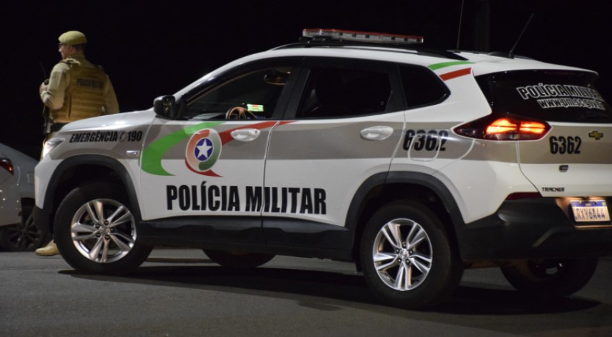 Mulher embriagada é detida após desacatar policiais