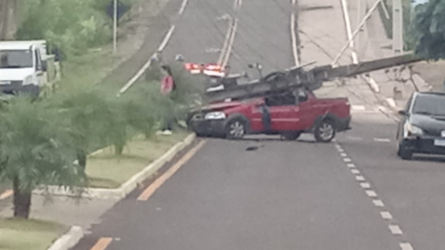Motorista choca veículo contra poste de energia e foge do local em Tigrinhos
