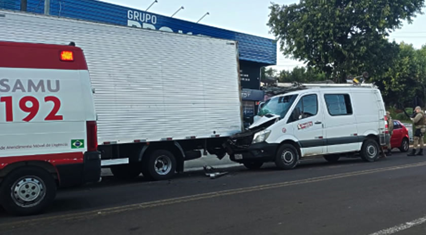 Van colide em caminhão estacionado e 4 pessoas ficam feridas