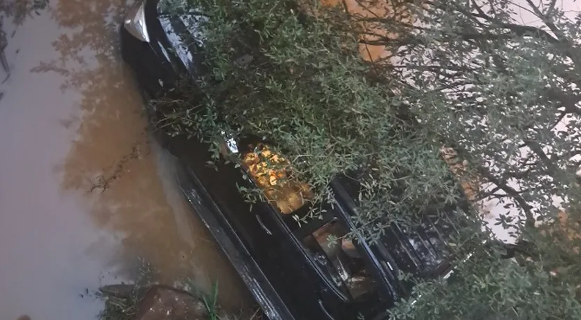 Caminhonete cai em rio no interior do município