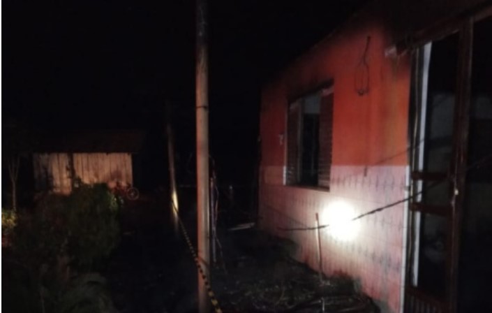 Incêndio em residência mobiliza Bombeiros no interior de Riqueza