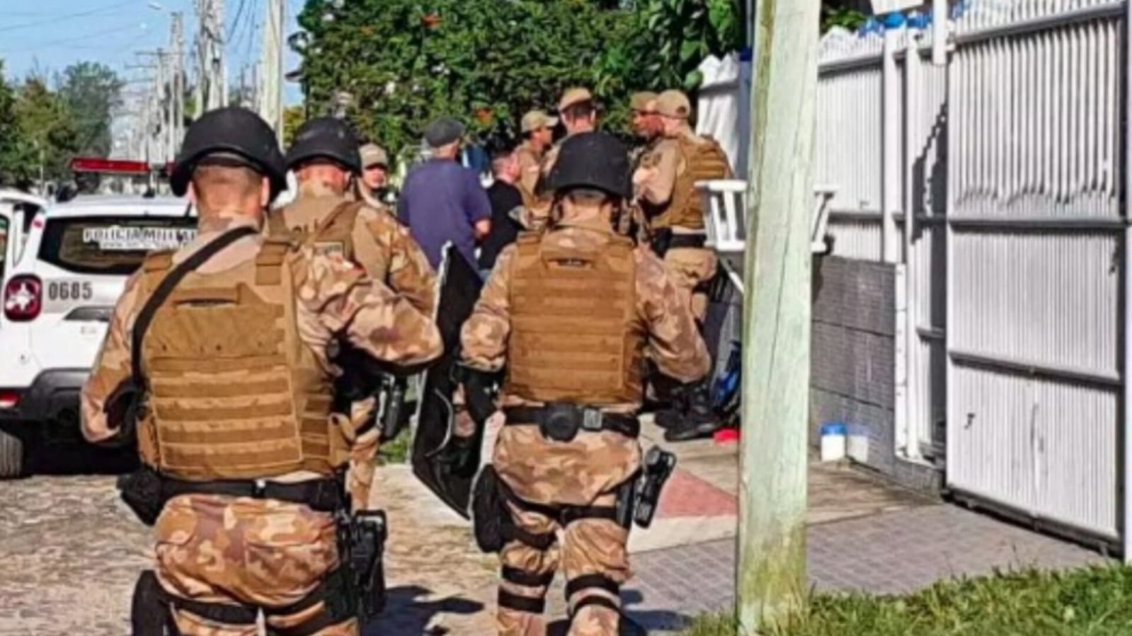 Mãe de 85 anos é resgatada pela janela após filho atacá-la com facas em SC