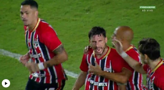 Empate na Vila mantém Santos em crise e São Paulo invicto no Brasileirão