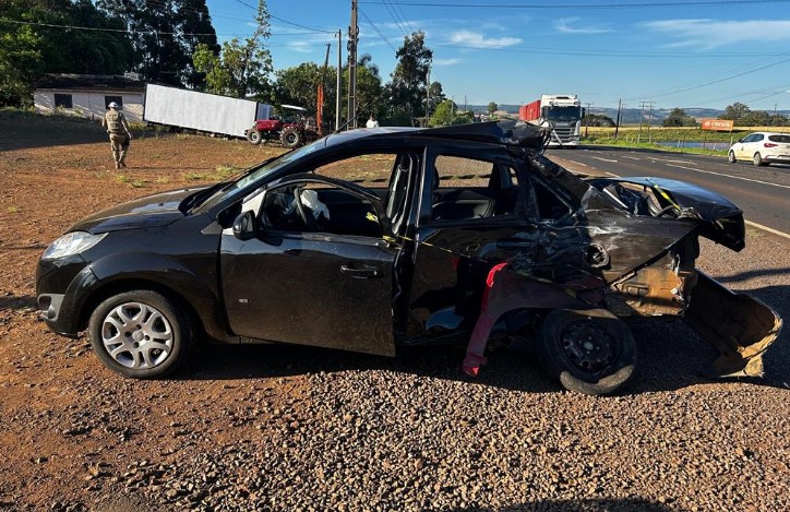 Idosos de 79 e 81 anos ficam feridos após acidente entre carro e caminhão