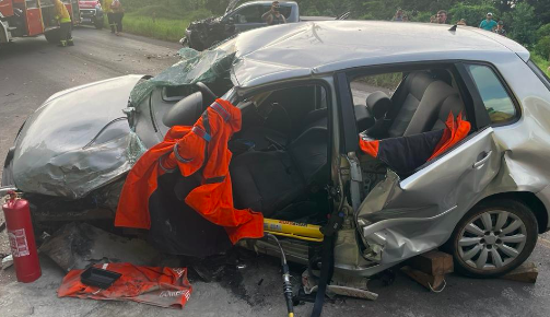 Motorista fica preso nas ferragens em acidente entre automóvel e caminhonete