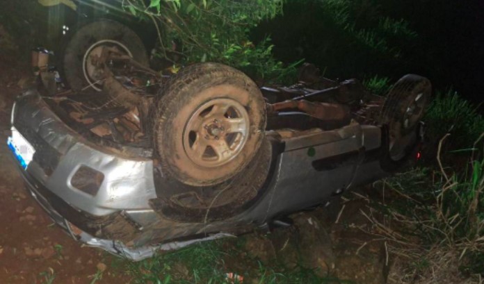 Motorista morre após caminhonete capotar em ribanceira de 30 metros na SC-157