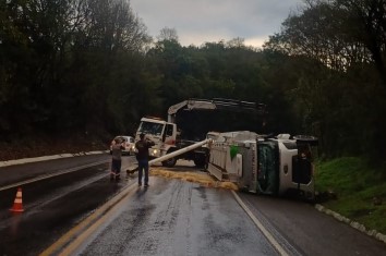 Trânsito é liberado em ambos os sentidos após operação para remoção de carreta tombada na BR-282