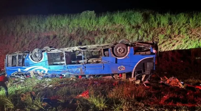 Ônibus com trabalhadores tomba e deixa seis mortos no interior de SP