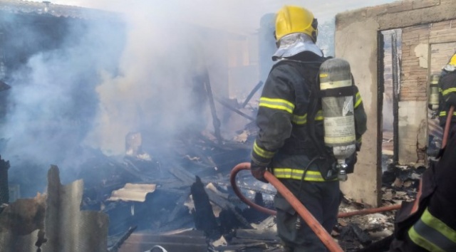 Idosa sofre queimaduras de segundo grau durante incêndio em residência