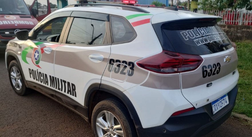 Homem ameaça vizinho com foice e é notificado pela polícia