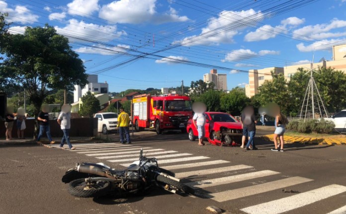 Colisão entre carro e motocicleta em rótula de Maravilha deixa uma pessoa ferida