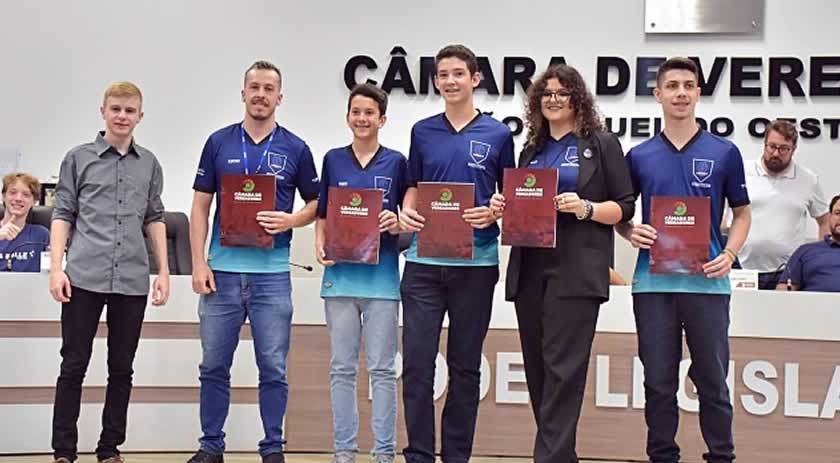 Moção de aplauso da Câmara Mirim presta homenagem a time de robótica do Sesi/Senai