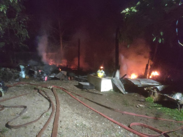 Bombeiros controlam incêndio em galpão no interior