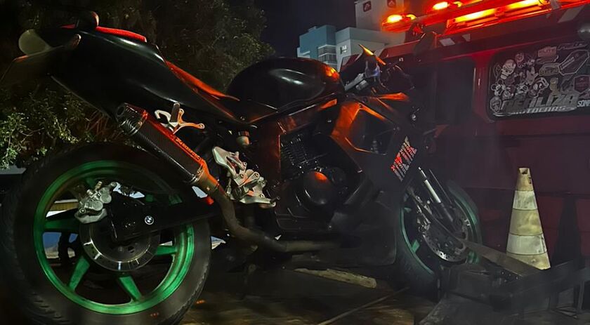 PM recolhe veículos, documentos e aplica notificações a motoristas irregulares durante operação