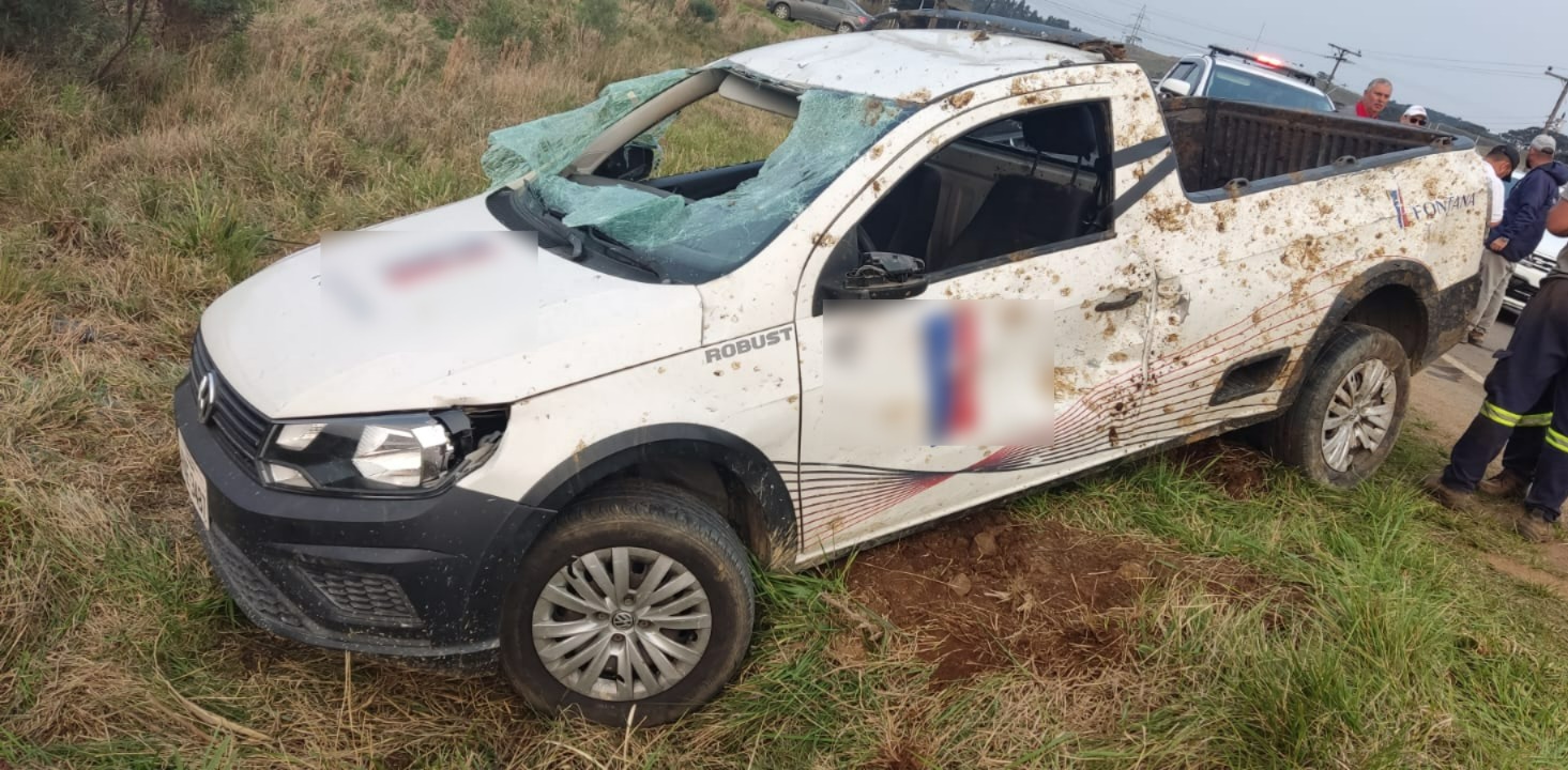 Saveiro sai da pista, tomba em valeta e deixa dois feridos na Serra