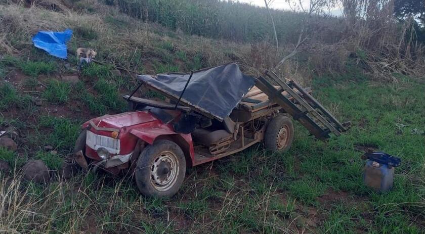 Homem fica ferido em capotamento de carreta agrícola no interior