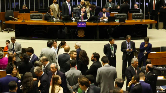 Câmara aprova licença-paternidade de 20 dias, cria salário-paternidade e envia ao Senado