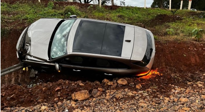 Gol corta a frente e causa colisão com Jaguar na SC-163 em Descanso