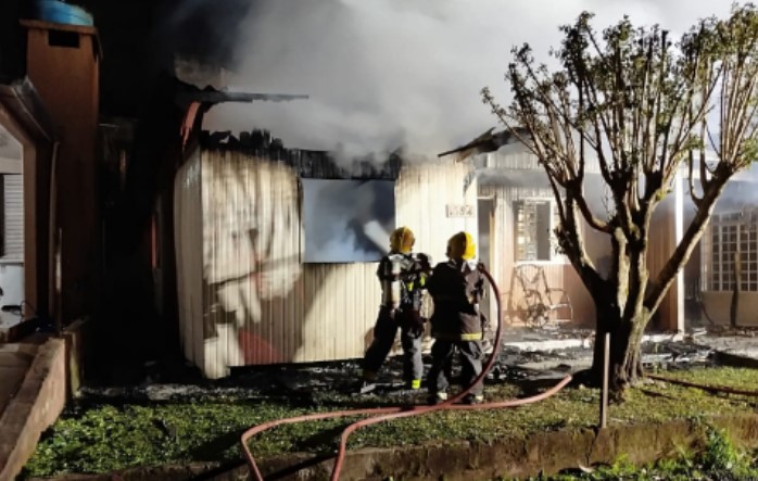 Incêndio destrói residência no centro