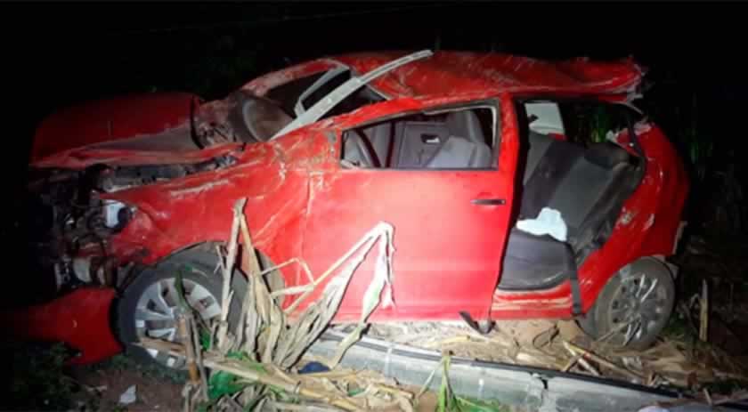 Carro colide em poste e duas pessoas ficam feridas