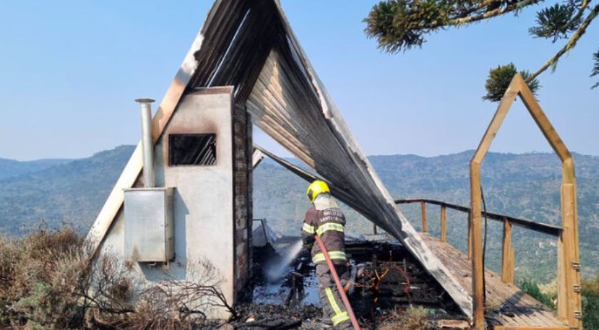 Chalé de pousada pega fogo e casal escapa na Serra Catarinense
