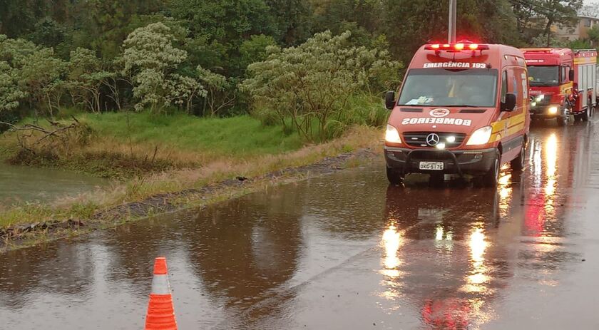 Pai salva filhos após veículo sair da pista e cair dentro de açude