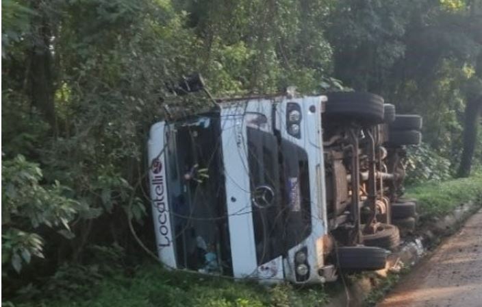 Motorista sai ileso após capotar caminhão carregado com suínos na BR-282 em Saudades