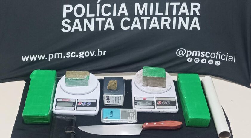 Traficante vai preso após ser flagrado manipulando droga em esconderijo
