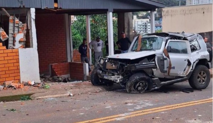 Veículo "voa" sobre rua e atinge residência no Meio-Oeste