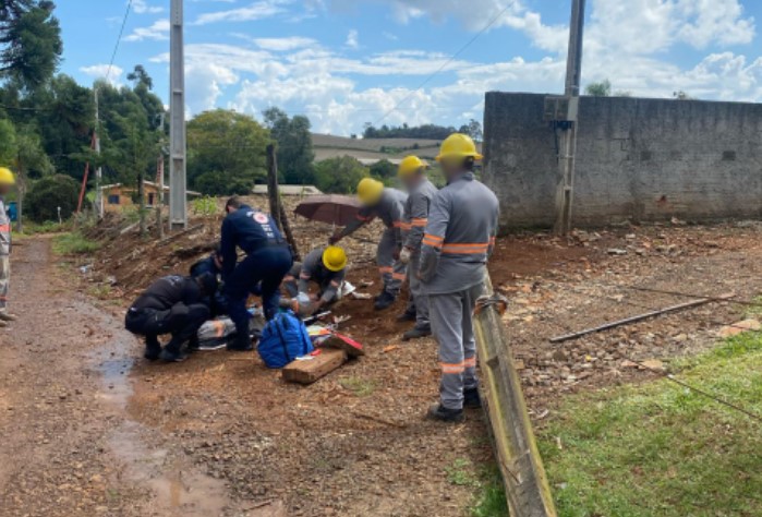 Homem sofre queda de 5 metros após poste em que trabalhava desabar