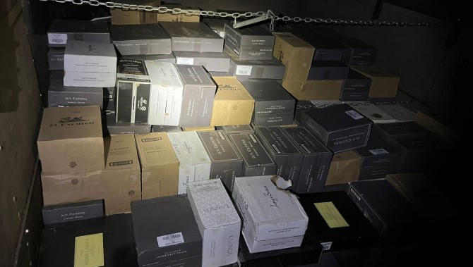 Polícia apreende mais de 300 caixas de vinho em caminhão na BR-470