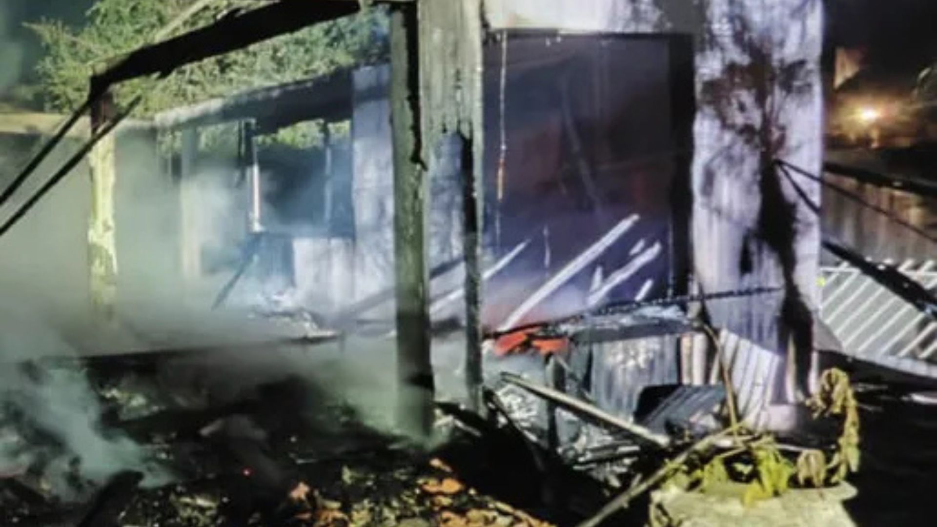 Duas residências são destruídas por incêndio durante a madrugada na Região