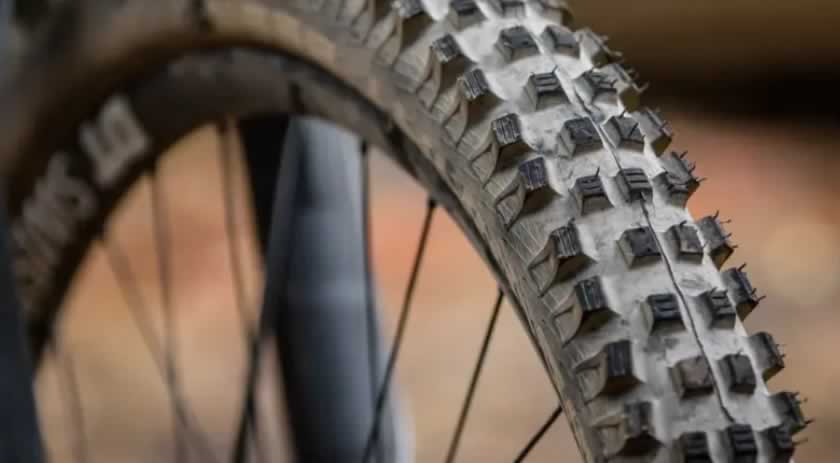 Homem cai de bicicleta, crianças dão risada e ele toma atitude inusitada