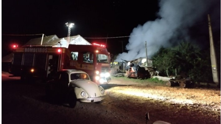 Superaquecimento em lâmpada pode ter causado incêndio em galpão no interior de São João do Oeste