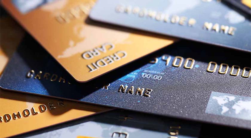Brasileiros estão cada vez mais endividados com juros do cartão de crédito rotativo