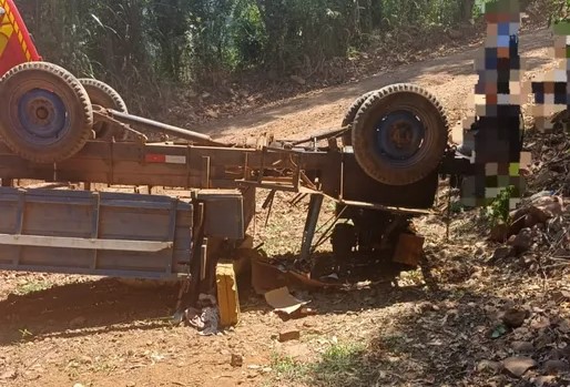 Idosa fica ferida em capotamento de carreta agrícola no interior