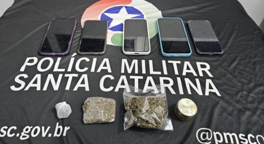 PM apreende maconha com adolescentes em praça no centro