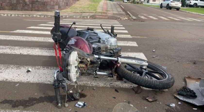 Motociclista fica ferido após colidir frontalmente contra carro