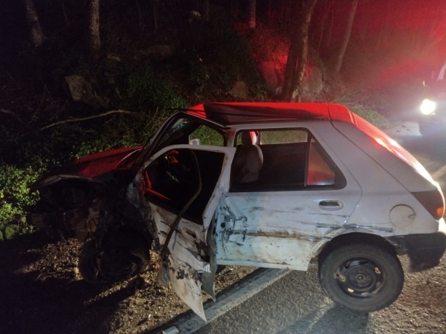 Carro bate em caminhão e motorista foge após acidente na SC-163
