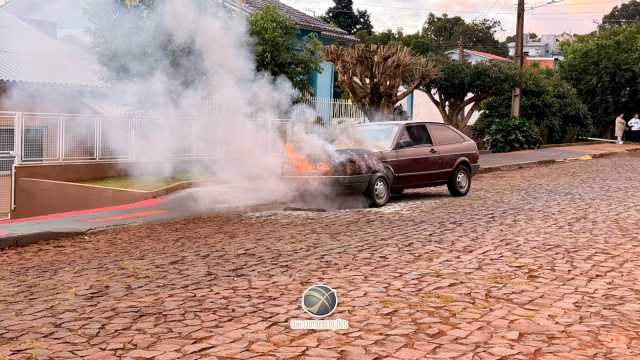 Incêndio em veículo mobiliza Corpo de Bombeiros no Bairro Jardim Peperi