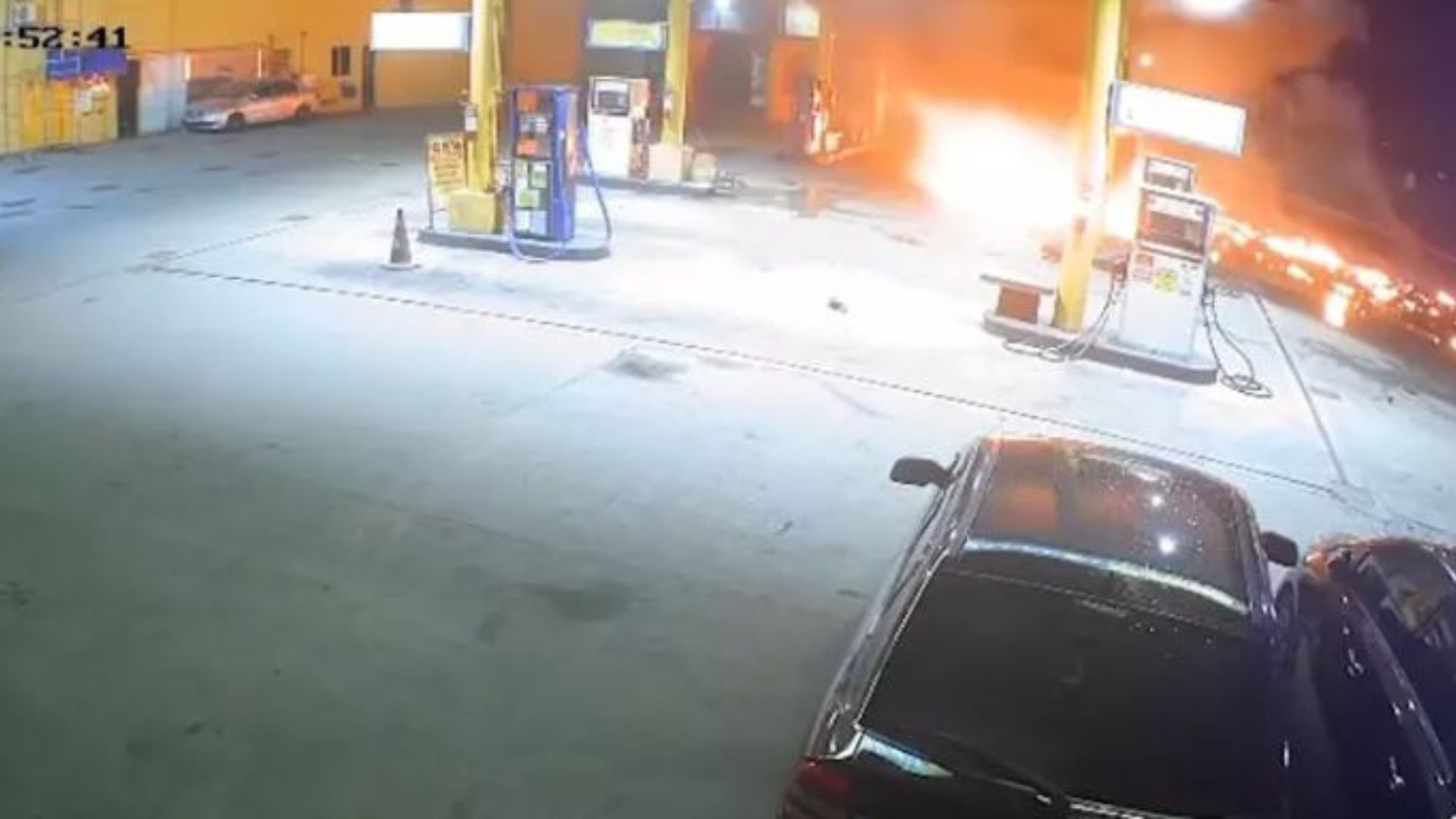 Carro invade posto de gasolina e explode ao bater em bomba de combustível