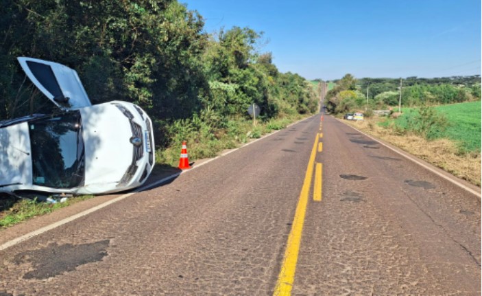 Motorista sai ileso de capotamento na SC-161