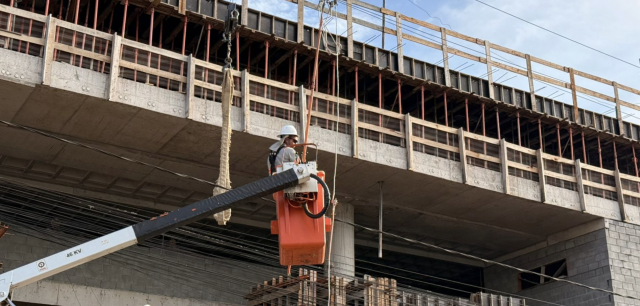 Grua atinge fios de energia e deixa 4 mil unidades sem eletricidade