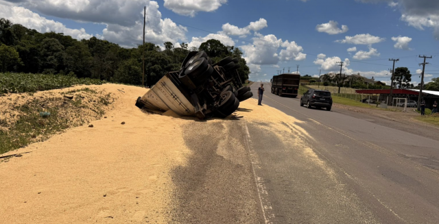 Reboque de carreta carregada se desprende e tomba às margens da BR-163