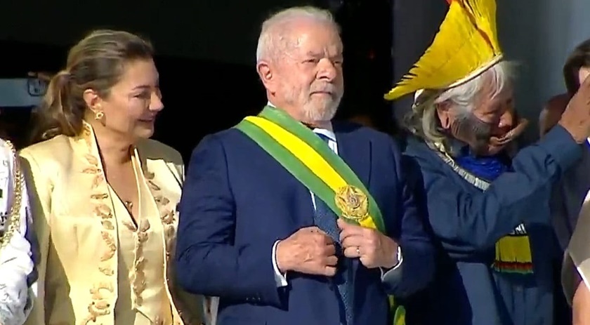 Pela terceira vez, Lula é empossado presidente do país