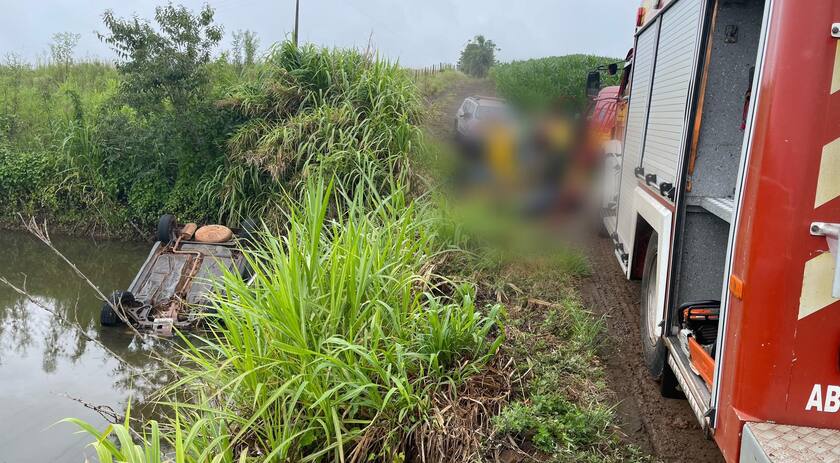 Idoso morre após veículo cair em açude no interior