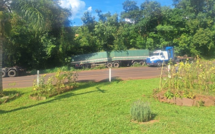 Bitrem sai da pista, bate em árvores e deixa rodovia interditada