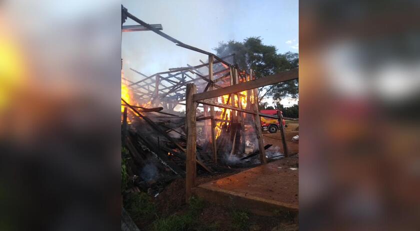 Incêndio em galpão causa prejuízos no interior