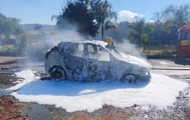 Carro é destruído por incêndio no interior