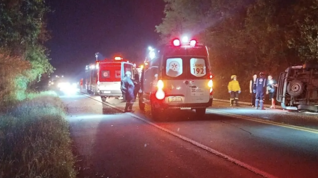 Acidente envolvendo ambulância e dois carros deixa um morto e dois feridos na BR-282